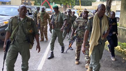 Des membres de la junte militaires malienne arrivent au ministère de la Défense à Bamako, le 19 août 2020. (MALIK KONATE / AFP)