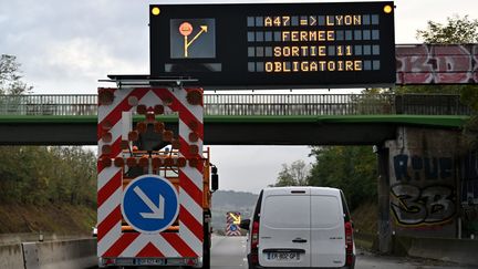 L'axe routier qui relie Lyon à Saint-Étienne est fermée cause des pluies torrentielles qui se sont abattues sur la région jeudi 17 octobre. (FREDERIC CHAMBERT / MAXPPP)