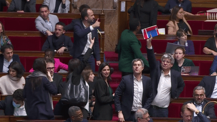 Réforme des retraites : l’examen du texte s’est achevé dans une dernière nuit de chaos à l'Assemblée nationale (FRANCE 3)