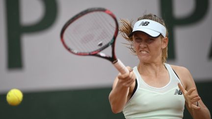 Fiona Ferro, lors de son match face à Carina Witthoeft, le 29 mai 2018 à Roland-Garros. (ERIC FEFERBERG / AFP)