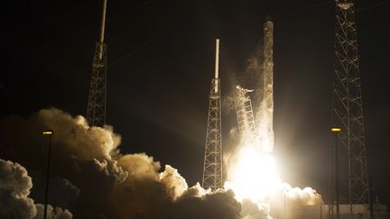 Lancement de la fus&eacute;e Falcon 9 de SpaceX, le 10 janvier 2015, &agrave; Cap Canaveral (Floride, Etats-Unis). (MIKE BROWN / REUTERS)