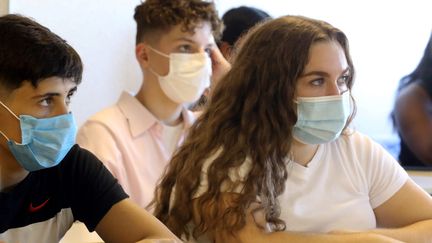 Des élèves du lycée Pierre-et-Marie-Curie de Menton (Alpes-Maritimes) portent le masque en classe, le 1er septembre 2020. (CYRIL DODERGNY / MAXPPP)