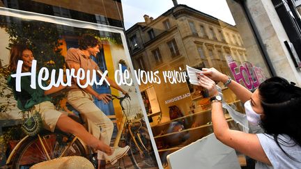 Un magasin de vêtement rouvre ses portes après deux mois de confinement à Bordeaux, le 11 mai 2020. (GEORGES GOBET / AFP)