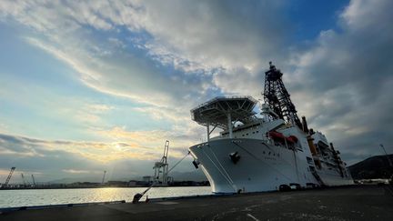 Le "Chikyu" est un géant des mers : avec de 210 mètres de long, 40 de large, le tout surmonté d’un derrick de 130 mètres de haut. (KARYN NISHIMURA / FRANCEINFO)