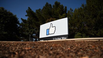 Le logo de Facebook à l'entrée du siège de la firme à Menlo Park, en Californie (Etats-Unis), le 8 octobre 2021. (JOSH EDELSON / AFP)