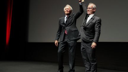 Thierry Frémaux, délégué général du festival, a fait acclamer Clint Eastwood, présent à Cannes pour la projection de son film "Unforgiven", sorti en 2012 et réédité en 4K spécialement pour le 70e anniversaire du festival.
 (Valéry Hache / AFP)