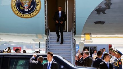 Le président américain Barack Obama à son arrivée à l'aéroport de&nbsp;Hangzhou (Chine), à la veille du sommet du G20, le 3 septembre 2016. (DAMIR SAGOLJ / REUTERS)