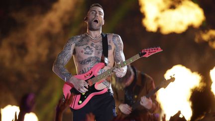 Adam Levine de Maroon 5 à la fin de son show à la mi-temps du Super Bowl 2019.
 (Mark Humphrey/AP/SIPA)