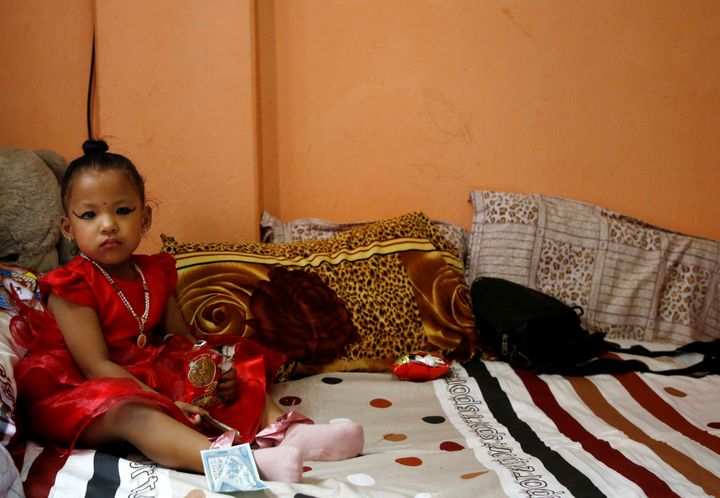 Trishna Shakya sur le lit de ses parents, à Katmandou (Népal), le 28 septembre 2017.
 (NAVESH CHITRAKAR / REUTERS)