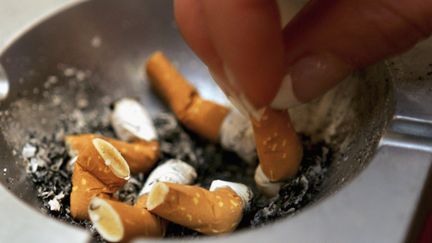 Apr&egrave;s avoir arr&ecirc;t&eacute; le tabac, pr&egrave;s de 80% des ex-fumeurs prennent, en moyenne, 7 kilos. (ANDREAS RENTZ / GETTY IMAGES)