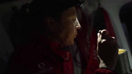 Tandis que s’élanceront les skippers de la Route du Rhum dimanche 6 novembre de Saint-Malo, en Ille-et-Vilaine, les derniers préparatifs sont en cours sur le port breton. La nourriture en est un particulièrement important. Et non, ils ne mangent pas que des conserves. (CAPTURE ECRAN FRANCE 2)