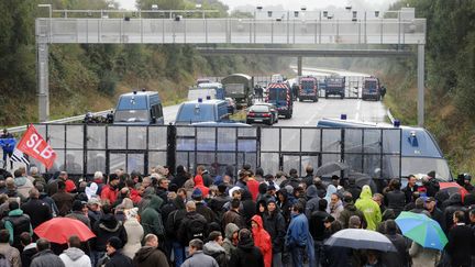 Les manifestants stopp&eacute;s par les gendarmes devant le du portique de Pont-de-Buis (Finist&egrave;re), le 12 octobre 2012 (FRED TANNEAU / AFP)