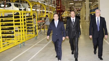 Le patron de Renault, Carlos Ghosn (&agrave; gauche) au c&ocirc;t&eacute; de Tunc Basegmez (&agrave; droite), pendant une visite jeudi 9 f&eacute;vrier 2012 de la nouvelle usine de Melloussa, &agrave; 30 kilom&egrave;tres de Tanger au maroc. (AFP /&nbsp;CHAFIK ARICH)