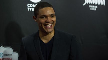 Le comedien sud-africain Trevor Noah lors du Festival international de la comédie, le 25 novembre 2015 en Afrique du Sud (photo d'illustration). (MUJAHID SAFODIEN / AFP)