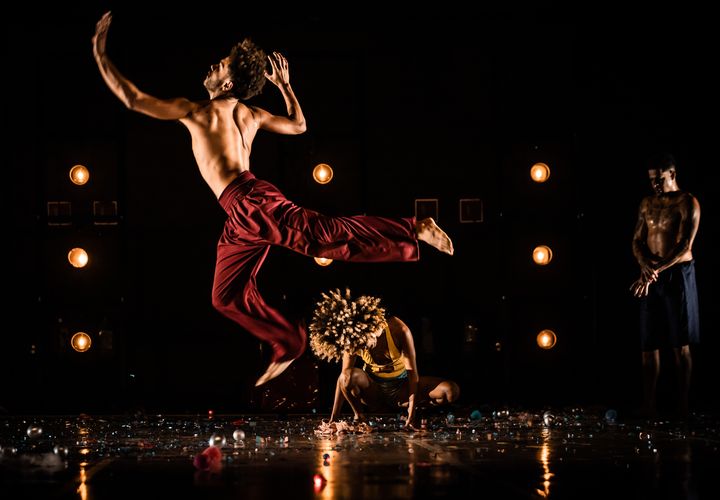 Les danseurs de la compagnie Suave portée par la chorégraphe brésilienne Alice Ripoll pour le spectacle "Zona Franca" (© Renato Mangolin)