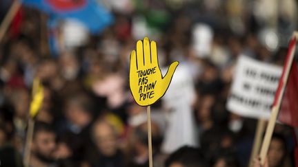 Le logo "Touche pas à mon pote" SOS Racisme, le 11 octobre 2015, lors d'une manifestation à Paris. (JOEL SAGET / AFP)