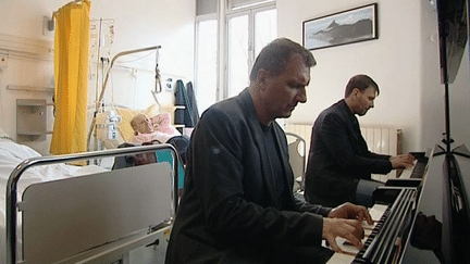 Concert de Yang-Kodeko à l'hôpital  de Voiron (Isère)
 (copie d&#039;écran France3/Culturebox)