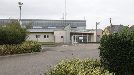 Vue extérieure de la brigade de gendarmerie&nbsp;de Rixheim (Alsace)&nbsp;qui a été visée par des tirs de mortiers dans la nuit de 13 octobre 2022, le 13 octobre 2022. (VINCENT VOEGTLIN / MAXPPP)