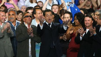 Nicolas Sarkozy entouré d&#039;artistes le 29 avril 2007
 (Thomas Coex/AFP)