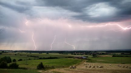 Un orage à Gendrey (Jura), le 30 mars 2015. (XAVIER DELORME / BIOSPHOTO / AFP)