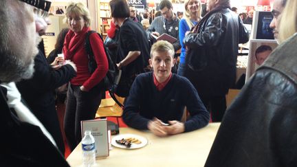 Edouard Louis en dédicaces au Salon du livre
 (Laurence Houot / Culturebox)