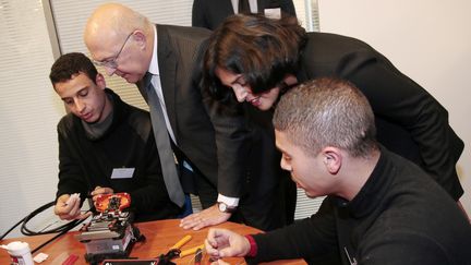 La ministre du Travail Myriam&nbsp;El Khomri et le ministre des Finances Michel Sapin visitent un centre d'apprentissage,&nbsp;le 16 octobre 2015, à Champs-sur-Marne (Seine-et-Marne).&nbsp; (JACQUES DEMARTHON / AFP)