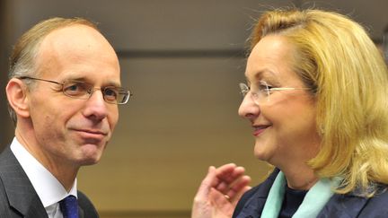 Les ministres des Finances luxembourgeois et autrichien,&nbsp;Luc Frieden et&nbsp;Maria Fekter, le 12 d&eacute;cembre 2012 &agrave; Bruxelles. (GEORGES GOBET / AFP)