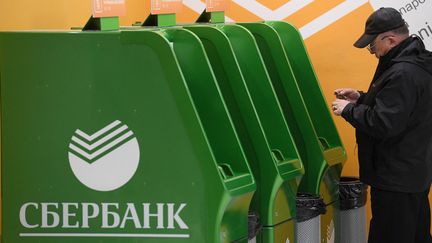 Des distributeurs de billets de la&nbsp;Sberbank à Moscou (Russie), banque russe qui risque d'être visée par le sixième paquet de sanctions. (KIRILL KUDRYAVTSEV / AFP)