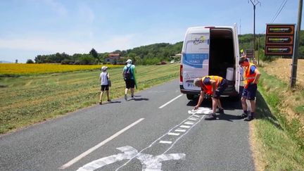 Tour de France : les "effaceurs", ces travailleurs de l’ombre indispensables (FRANCE 3)