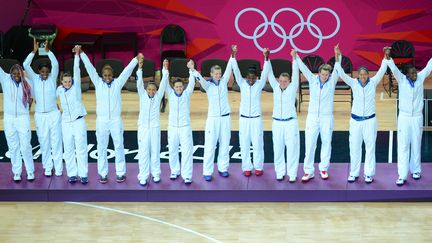 Les joueuses de l'&eacute;quipe de France de basketball sur le podium, samedi 11 ao&ucirc;t &agrave; Londres. (EMMANUEL DUNAND / AFP)