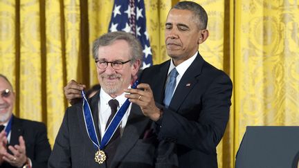 Steven Spielberg reçoit la "Médaille de la Liberté" des mains de Barack Obama à la Maison Blanche (24 novembre 2015)
 (EPA / Michael Reynolds / MaxPPP)