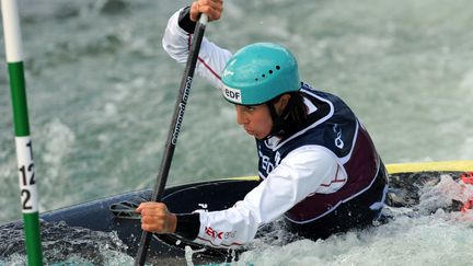 Marie-Zelia Lafont, &nbsp;aux championnats de France de kayak, à Pau (Pyrénées-Atlantiques), le 10 avril. (GAIZKA IROZ / AFP)