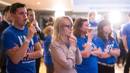 Des partisans du "Remain", effondrés après la victoire du "Leave" au référendum sur la sortie du Royaume-Uni de l'UE, au Royal Festival Hall de Londres, vendredi 24 juin au petit matin. (ROB STOTHARD / AFP)