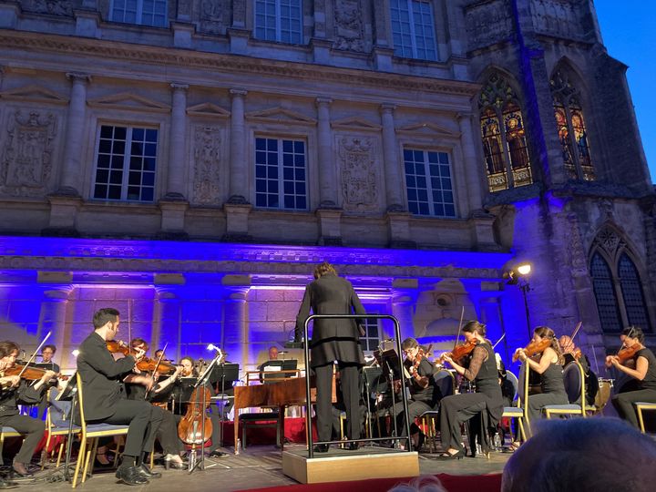 Laurence Equilbey et l'Insula Orchestra dans la Cour du Duché, Uzès (Gard) le 21 juillet 2021, concert "Mozart le Magnifique", aux Nuits musicales d'Uzès (Laurence Houot / FRANCEINFO CULTURE)