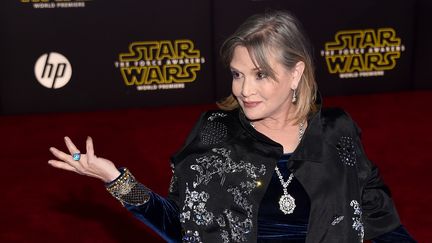 L'actrice américaine Carrie Fisher, lors de la première du "Réveil de la Force", l'épisode VII de "Star Wars", à Hollywood (Etats-Unis), le 14 décembre 2015. (ETHAN MILLER / GETTY IMAGES NORTH AMERICA / AFP)