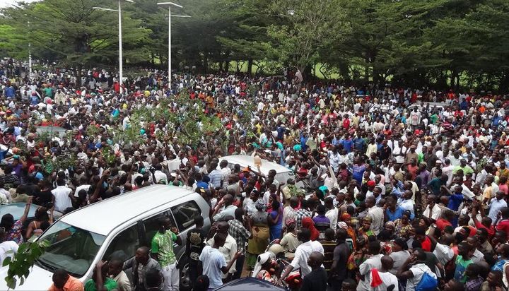 Des milliers de Burundais sont descendus dans les rues de Bujumbura le 19 février 2015 pour saluer la libération du journaliste Bob Rugurika. (Photo AFP/Esdras Ndikumana)