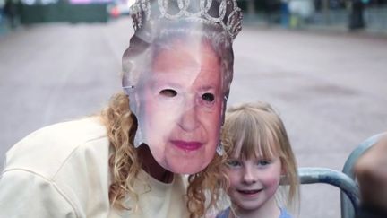 À deux pas du palais de Buckingham, les plus fervents admirateurs de la couronne ont déjà pris place. (FRANCEINFO)