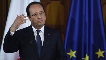 Fran&ccedil;ois Hollande lors d'une conf&eacute;rence de presse avec la chanceli&egrave;re allemande Angela Merkel,&nbsp;&agrave; Stralsund (Allemagne), le 10 mai 2014.&nbsp; (ODD ANDERSEN / AFP)