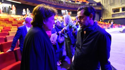 La ministre de la Culture Roselyne Bachelot et Olivier Py, le directeur général du Festival d'Avignon, le 6 juillet 2020. (CHRISTOPHE ABRAMOWITZ / RADIOFRANCE)