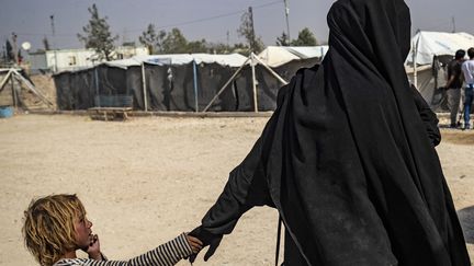 Une femme française et son enfant dans un camp de prisonniers du nord-est de la Syrie (illustration). (DELIL SOULEIMAN / AFP)