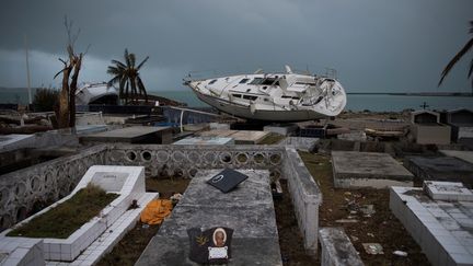 SEPTEMBRE. Un bâteau échoué après le passage de l'ouragan Irma, le 9 septembre 2017 à Marigot (Saint-Martin). (MARTIN BUREAU / AFP)