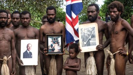 Des villageois de l'île de Tanna au Vanuatu rendent hommage le 12 avril 2021 au prince Philip, leur dieu disparu. (DAN MCGARRY / AFP)