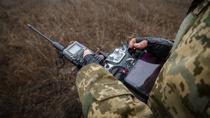 Un soldat ukrainien pilote un drone, le 19 mars 2024, à Kharkiv. (ANADOLU / AFP)