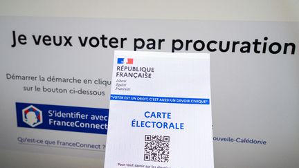 Une carte d'un électeur à Paris, le 11 juin 2024. (JEAN-MARC BARRERE / HANS LUCAS / AFP)