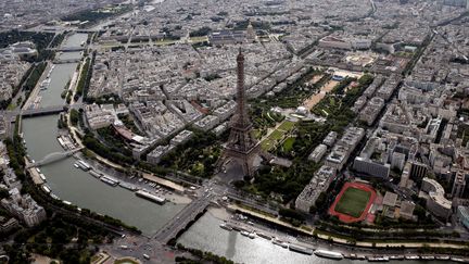 Une vue de la tour Eiffel à Paris, le 14 juillet 2016. (THOMAS SAMSON / AFP)