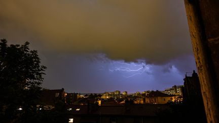 Un orage au-dessus de Clermont-Ferrand (Puy-de-Dôme), le 4 juin 2022. (ADRIEN FILLON / HANS LUCAS / AFP)