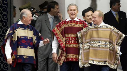 Les dirigeants invit&eacute;s au sommet de l'Apec &agrave; Santiago (Chili), le 21 novembre 2004. (TIM SLOAN / AFP)