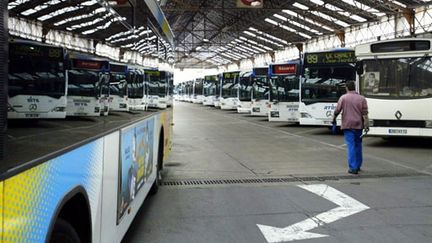 Les collègues du chauffeur de bus ont décidé d'exercer leur droit de retrait, pour une durée indéterminée. (AFP - Anne -Christine Poujoulat)