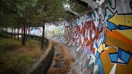 Ce qu'il reste de la piste de bobsleigh utilis&eacute;e lors des Jeux olympiques d'hiver de Sarajevo (Bosnie) en 1984, le 19 septembre 2013. (DADO RUVIC / REUTERS)