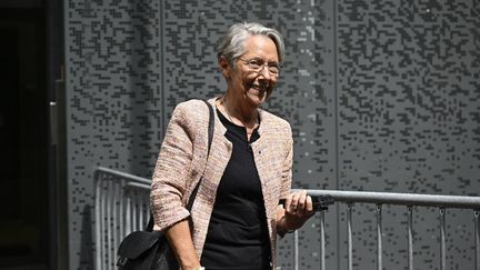 L'ancienne Première ministre Elisabeth Borne arrive à une réunion sur la situation politique au siège du parti Renaissance, après les élections législatives, le 9 juillet 2024, à Paris. (JULIEN DE ROSA / AFP)